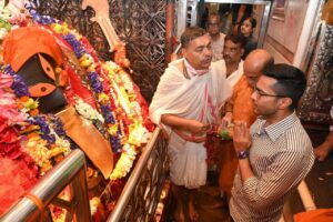 নির্বাচনী প্রচারের ব্যস্ততার ফাঁকে বাংলা নববর্ষের দিন সন্ধ্যায় কালীঘাটে গিয়ে মায়ের পুজো দিলেন অভিষেক বন্দ্যোপাধ্যায়।